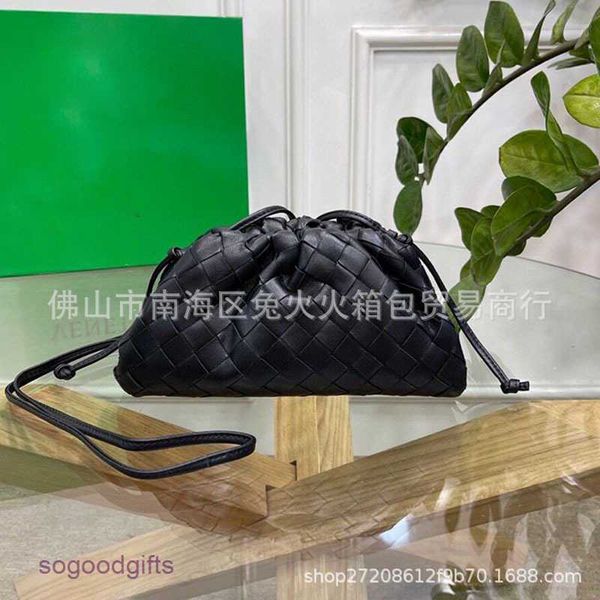 bottegas bag mini jodie venetas sheepskin leather hand woven cloud bag net red simple and versatile women's soft messenger clip with lo
bottegas bag mini jodie venetas sheepskin leather hand woven cloud bag net red simple and versatile women's soft messenger clip with lo