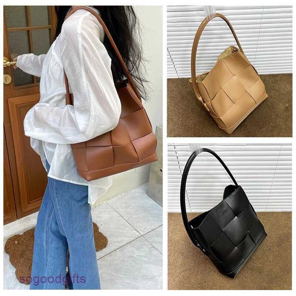 bottegas bag point venetas niche design underarm bag hand woven large capacity mother and child tote commuter water bucket with logo lrwh
bottegas bag point venetas niche design underarm bag hand woven large capacity mother and child tote commuter water bucket with logo lrwh