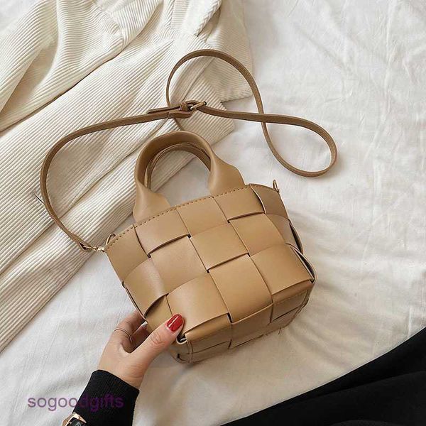 point bottegas bag venetas woven bag women's 2023 new fashion korean version child mother plaid portable versatile fresh shoulder messe
point bottegas bag venetas woven bag women's 2023 new fashion korean version child mother plaid portable versatile fresh shoulder messe