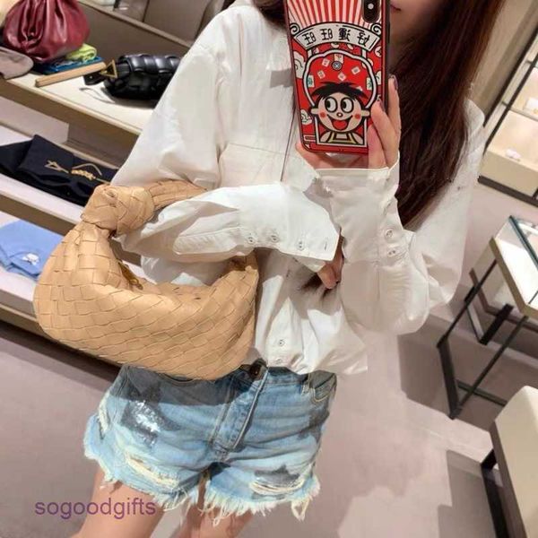 bottegas bag mini jodie venetas early spring net red portable ox horn bag cloud 2023 new fashion versatile woven women's leather hand w
bottegas bag mini jodie venetas early spring net red portable ox horn bag cloud 2023 new fashion versatile woven women's leather hand w