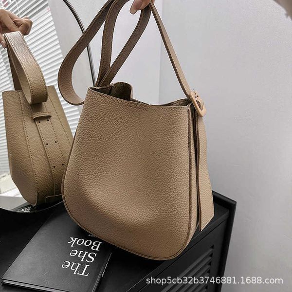 bucket 2023 spring/summer new one shoulder crossbody women's mother and child bag simple fashion casual versatile large capacity
bucket 2023 spring/summer new one shoulder crossbody women's mother and child bag simple fashion casual versatile large capacity