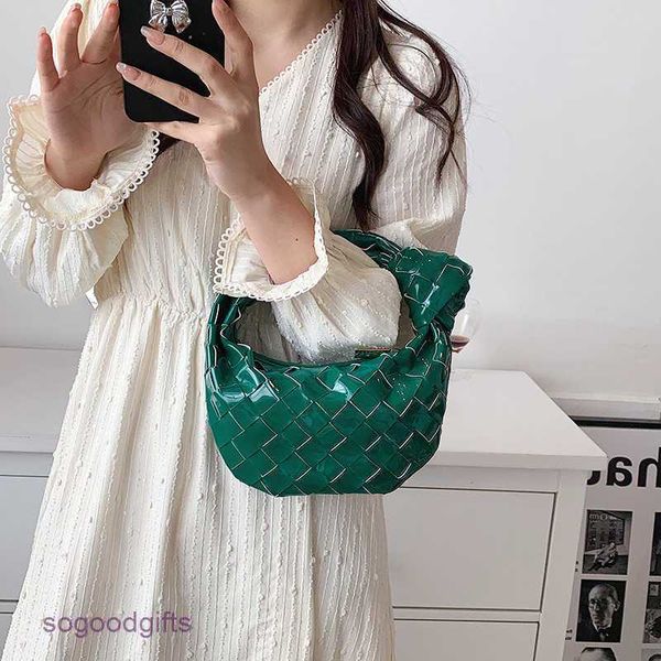 bottegas bag mini jodie venetas 2023 new bag lacquer woven cloud urban simple hand underarm female knotted hand with logo 67kj
bottegas bag mini jodie venetas 2023 new bag lacquer woven cloud urban simple hand underarm female knotted hand with logo 67kj