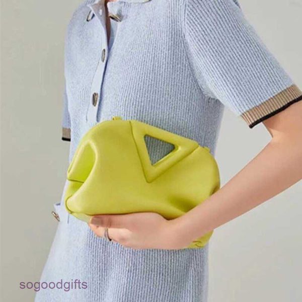 bottegas bag point venetas candy color inverted triangle cloud bag soft skin fold small 2023 new one shoulder cross carry dumpling girl bnoq
bottegas bag point venetas candy color inverted triangle cloud bag soft skin fold small 2023 new one shoulder cross carry dumpling girl bnoq