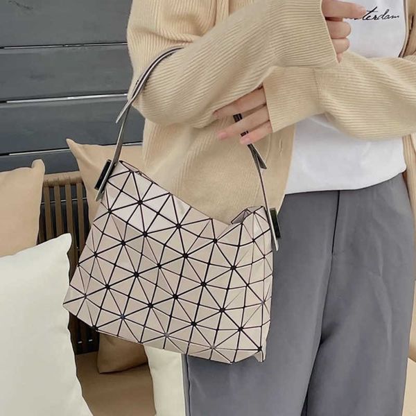 2022 new japanese french stick underarm casual and versatile commuting geometric rhombus large-capacity single-shoulder handbag
2022 new japanese french stick underarm casual and versatile commuting geometric rhombus large-capacity single-shoulder handbag