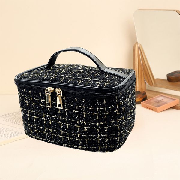 new cosmetic bag, high-value, fashionable, large-capacity handbag, cosmetics storage bag
new cosmetic bag, high-value, fashionable, large-capacity handbag, cosmetics storage bag