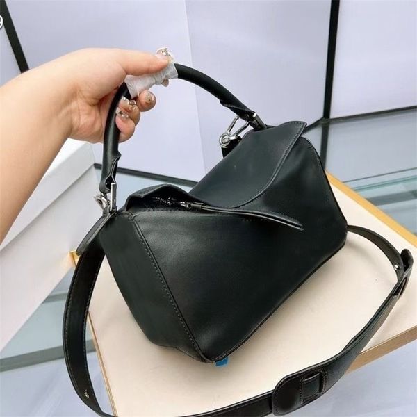 mini shoulder bag with handle cross body shoulder bags external zippered back pocket beige black white designer handbag classic color wallet
mini shoulder bag with handle cross body shoulder bags external zippered back pocket beige black white designer handbag classic color wallet