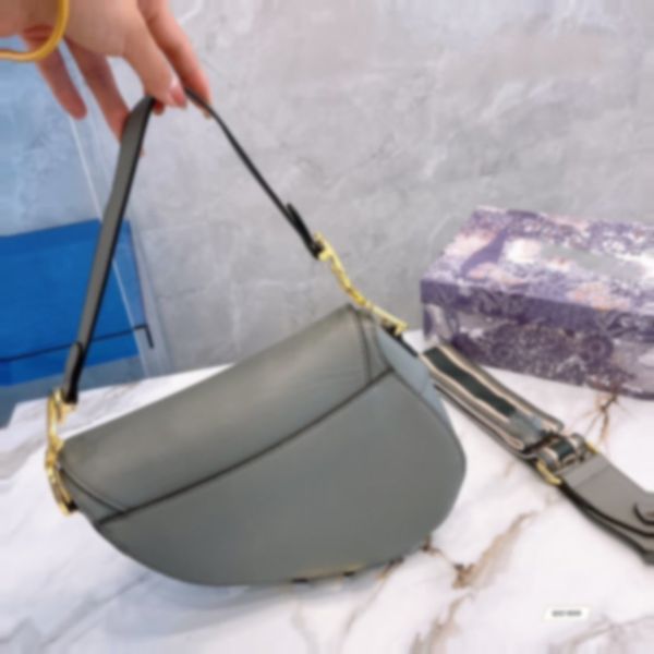Kids Luxe Handbag Luxurys Designer Bag Saddle Bag Classic Exquisite Design Hand Palm Stria Commemoration Funds Baby Saddle Bags Dame High Quality Shoulder Bag Purse
Kids Luxe Handbag Luxurys Designer Bag Saddle Bag Classic Exquisite Design Hand Palm Stria Commemoration Funds Baby Saddle Bags Dame High Quality Shoulder Bag Purse