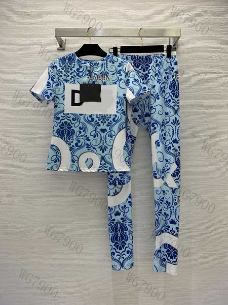 2023 designer women pants sets blue and white porcelain letter logo printed slim-fit short-sleeved t-shirt + high-waist elastic waist sports
2023 designer women pants sets blue and white porcelain letter logo printed slim-fit short-sleeved t-shirt + high-waist elastic waist sports