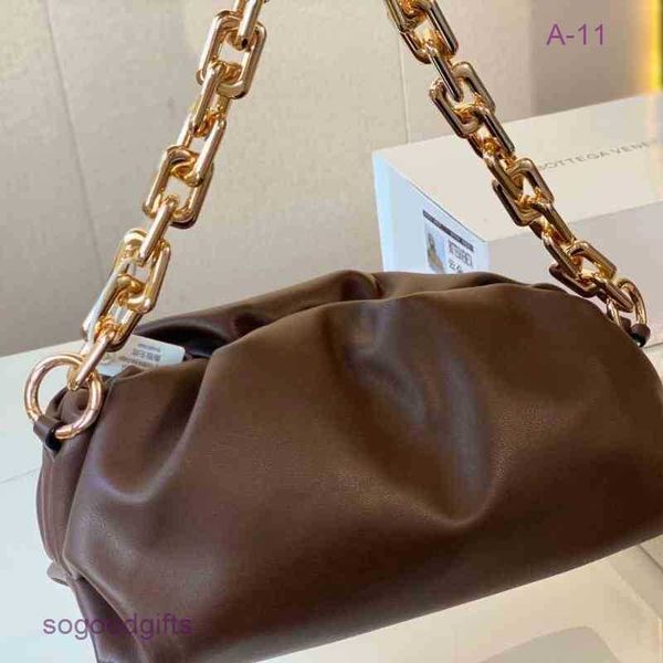 shoulder italy bag fashion designer small high cloud texture bags 2023 summer bottegas single female venetas foreign style chain cross qb7a
shoulder italy bag fashion designer small high cloud texture bags 2023 summer bottegas single female venetas foreign style chain cross qb7a
