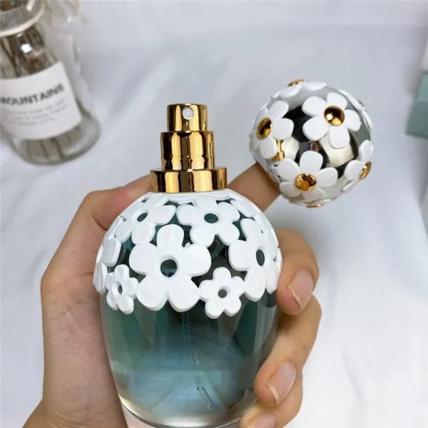 parfum deodorant daiey women perfume attractive fragrance good small 100ml long lasting time delivery 
parfum deodorant daiey women perfume attractive fragrance good small 100ml long lasting time delivery