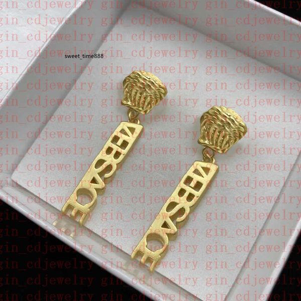 fashion designer earrings v letter banshee medusa head 18k gold plated womens ve222, Golden
fashion designer earrings v letter banshee medusa head 18k gold plated womens ve222, Golden