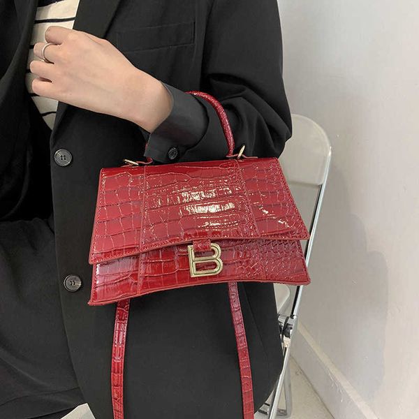 simple crocodile handbag new bright leather casual shoulder bag letter messenger women's bag trend
simple crocodile handbag new bright leather casual shoulder bag letter messenger women's bag trend