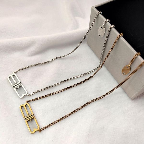 French Paris Style Vintage Letters Designer Necklace Luxury Palace Retro Womens Earrings Versatile Medieval Pendant Necklaces Earring Ear Rings Jewelry Gift
French Paris Style Vintage Letters Designer Necklace Luxury Palace Retro Womens Earrings Versatile Medieval Pendant Necklaces Earring Ear Rings Jewelry Gift