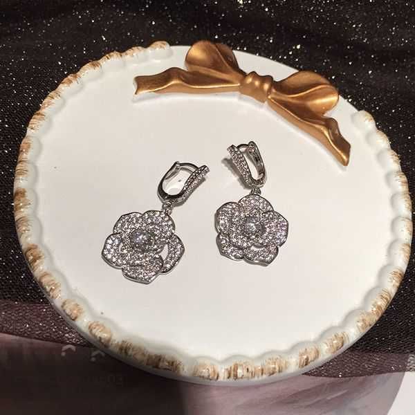 stud sparkling diamond zirconia copper camellia flower pendant earrings fashion luxury designer stud earrings for woman s925 silver post 2 x, Golden;silver
stud sparkling diamond zirconia copper camellia flower pendant earrings fashion luxury designer stud earrings for woman s925 silver post 2 x, Golden;silver