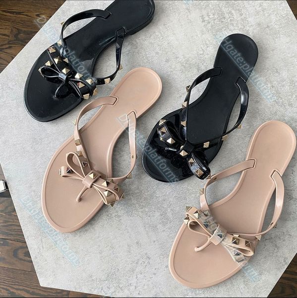 20223 new designer man slides luxury woman slipper jelly rubber rivet thong sandals v bow studded flat slide genuine leather flip flops slin, Black
20223 new designer man slides luxury woman slipper jelly rubber rivet thong sandals v bow studded flat slide genuine leather flip flops slin, Black