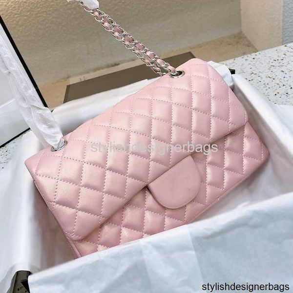 2022ss iridescent pearly pink classic double flap bags with silver metal hardware chain crossbody shoulder luxury designer tote multi pochet
2022ss iridescent pearly pink classic double flap bags with silver metal hardware chain crossbody shoulder luxury designer tote multi pochet