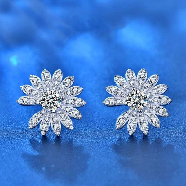 charm fashion women silver jewelry 925 sterling silver daisy flower stud earrings vvs 0.5ct 5.0mm moissanite earrings, Golden
charm fashion women silver jewelry 925 sterling silver daisy flower stud earrings vvs 0.5ct 5.0mm moissanite earrings, Golden