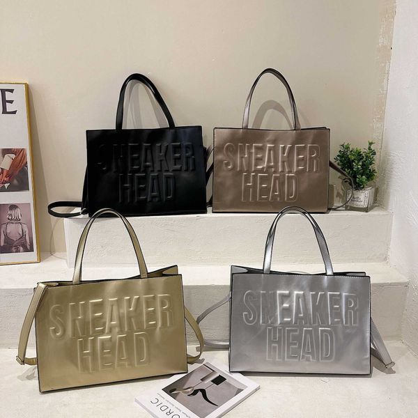 2023 new large-capacity bag women's versatile commuting one-shoulder bag letter printed women's bag
2023 new large-capacity bag women's versatile commuting one-shoulder bag letter printed women's bag