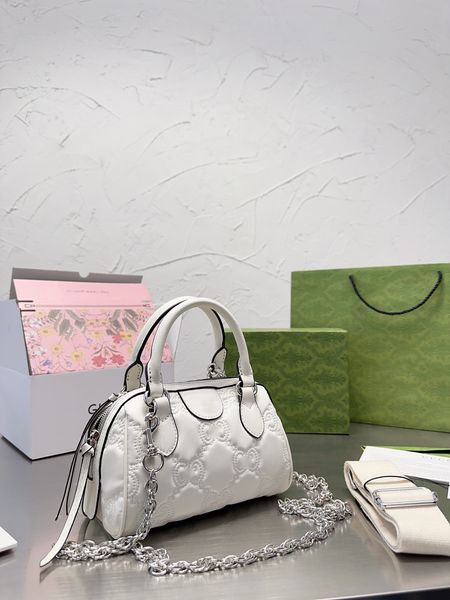 boutique brand bag, women's shoulder bag, crossbody bag designer bag embossed pillow bag with gold buckle metal chain attached detachab
boutique brand bag, women's shoulder bag, crossbody bag designer bag embossed pillow bag with gold buckle metal chain attached detachab
