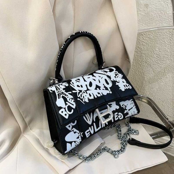 new style women's bag personality trend graffiti one shoulder handbag simple styling bag chain bag large capacity women's bag
new style women's bag personality trend graffiti one shoulder handbag simple styling bag chain bag large capacity women's bag