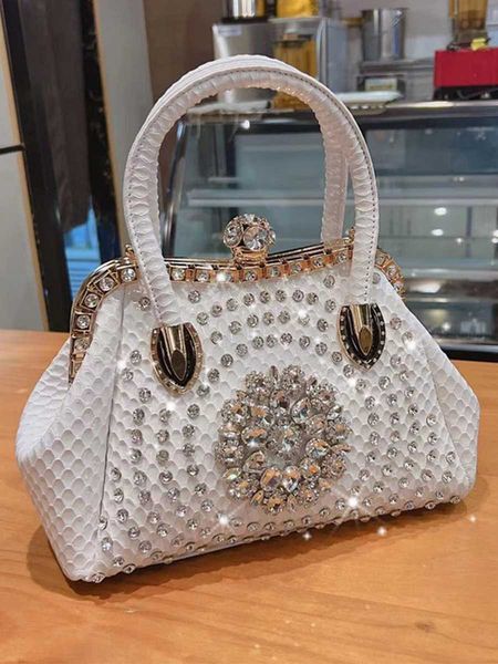 shoulder bags new luxury fashion diamonds women handbag 2023 leather design retro clip rhinestones tote bag portable messenger 230426
shoulder bags new luxury fashion diamonds women handbag 2023 leather design retro clip rhinestones tote bag portable messenger 230426