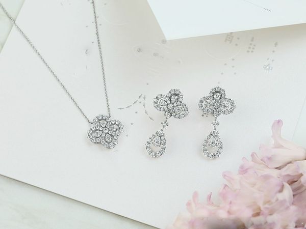 2023 fashion new designer luxury stud earrings four-leaf clover tassel earrings super beautiful no box, Golden
2023 fashion new designer luxury stud earrings four-leaf clover tassel earrings super beautiful no box, Golden
