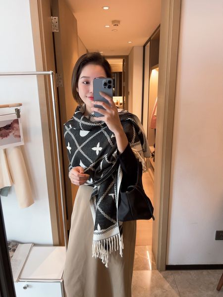 Brand Scarf New 2023 Explosive Shawl Rabbit Veet Core High-end Fabric to Show the Famous Warm Temperament Multi-color Optional ASNJ
Brand Scarf New 2023 Explosive Shawl Rabbit Veet Core High-end Fabric to Show the Famous Warm Temperament Multi-color Optional ASNJ