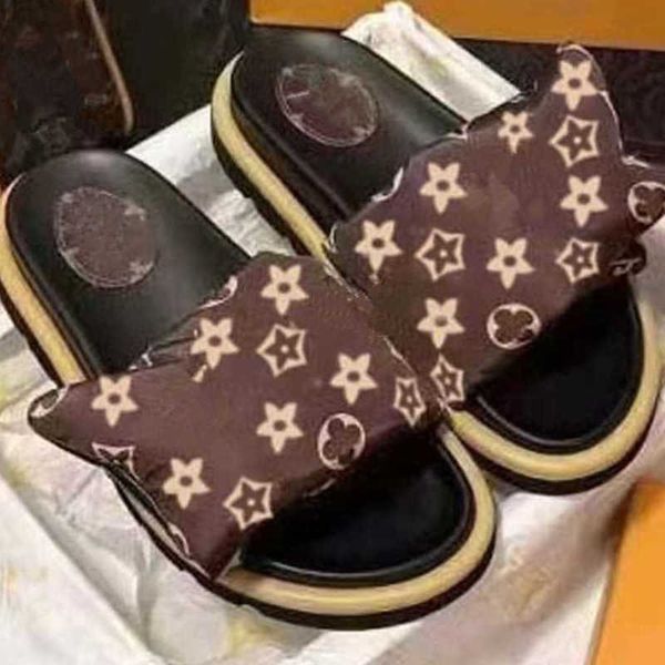 2023 designers pool slides designer slippers pillow mules men women sandals slip on platform flat padded front strap slippers fashionable t1, Black
2023 designers pool slides designer slippers pillow mules men women sandals slip on platform flat padded front strap slippers fashionable t1, Black