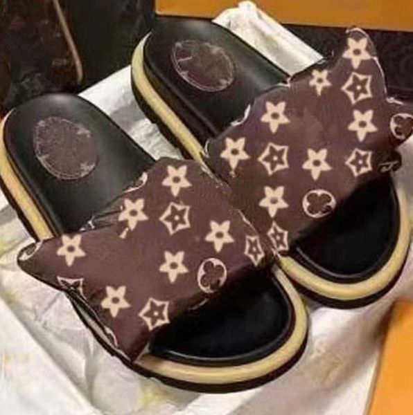 2023 designers pool slides designer slippers pillow mules men women sandals slip on platform flat padded front strap slippers fashionable t1, Black
2023 designers pool slides designer slippers pillow mules men women sandals slip on platform flat padded front strap slippers fashionable t1, Black