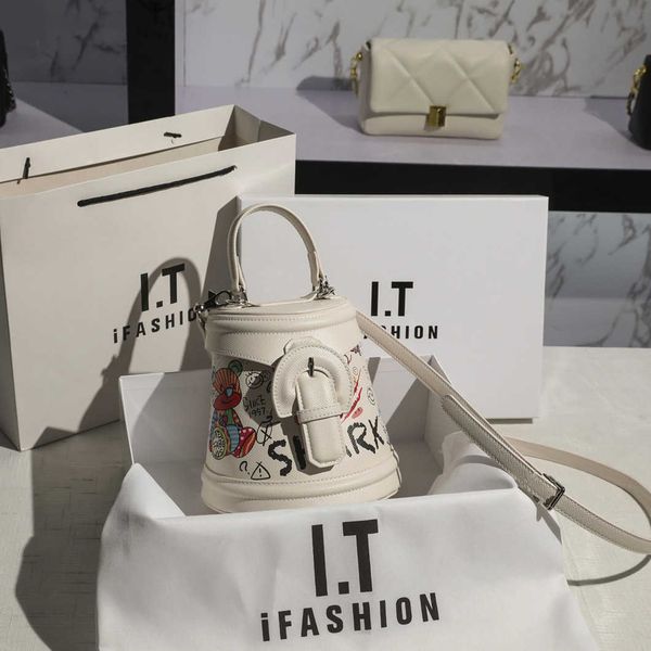 evening bag women 2022 new fashion women's versatile graffiti bucket contrast handbag single shoulder messenger 0805
evening bag women 2022 new fashion women's versatile graffiti bucket contrast handbag single shoulder messenger 0805