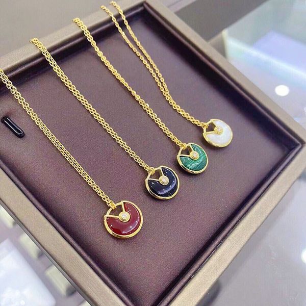 high-end designer necklace luxury 18k gold pendant white shell green black red jewelry classic amulet necklace factory, Silver
high-end designer necklace luxury 18k gold pendant white shell green black red jewelry classic amulet necklace factory, Silver