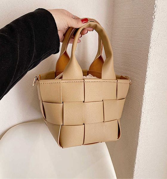 totes luxury brand design woven bucket handbag and purses women shoulder crossbody bag 2023 new drawstring ladies messenger bags g230201
totes luxury brand design woven bucket handbag and purses women shoulder crossbody bag 2023 new drawstring ladies messenger bags g230201