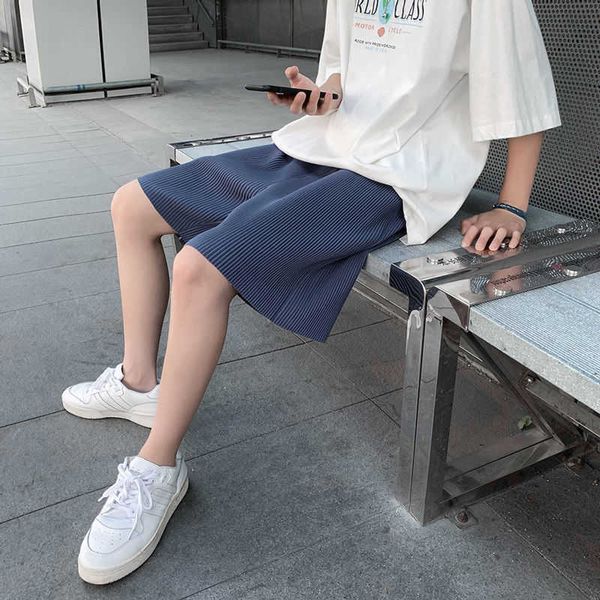men's shorts pleated slik shorts men's loose korean style versatile capris summer pants solid color casual knee length trend y2302, White;black
men's shorts pleated slik shorts men's loose korean style versatile capris summer pants solid color casual knee length trend y2302, White;black