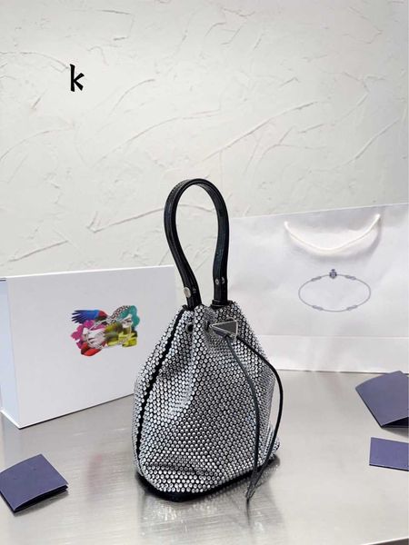 2023 designer new inverted triangle glittering heavy industry full diamond drawstring bucket bag single shoulder messenger fashion hand fema
2023 designer new inverted triangle glittering heavy industry full diamond drawstring bucket bag single shoulder messenger fashion hand fema