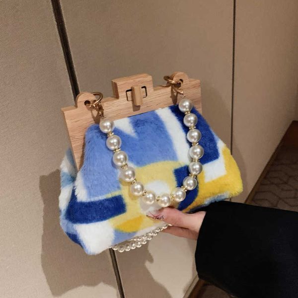 winter plush wooden lock clip bags woman pearl crossbody luxury purses and handbags designer shoulder clutch 230202
winter plush wooden lock clip bags woman pearl crossbody luxury purses and handbags designer shoulder clutch 230202