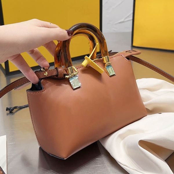 the tote bag designer bags women crossbody purse classic lettered pattern fashion shoulder handbag brand chain bags
the tote bag designer bags women crossbody purse classic lettered pattern fashion shoulder handbag brand chain bags