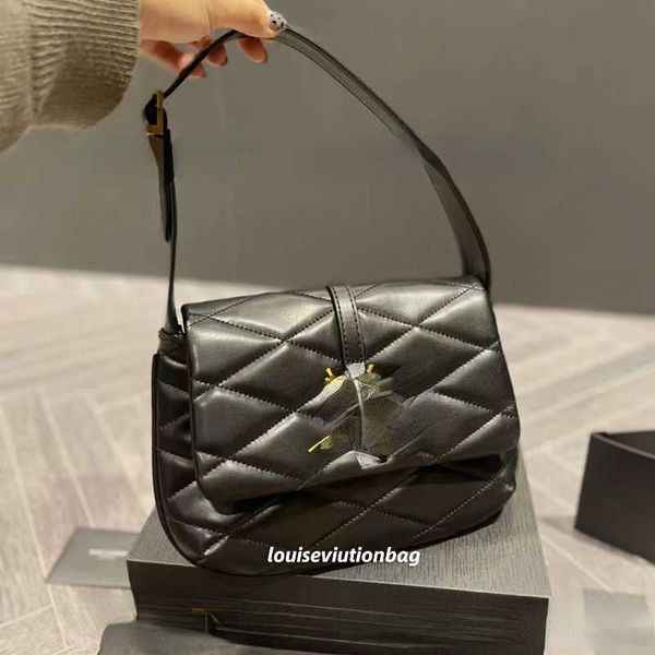 autumn and winter 2022 new high beauty poplar forest underarm bag versatile high sense lingge bag little popular red bag
autumn and winter 2022 new high beauty poplar forest underarm bag versatile high sense lingge bag little popular red bag