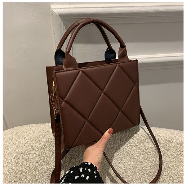2022 new spring women shoulder bag trendy plaid pu leather crossbody bags fashion ladies handbags brand designer handle bag c001
2022 new spring women shoulder bag trendy plaid pu leather crossbody bags fashion ladies handbags brand designer handle bag c001