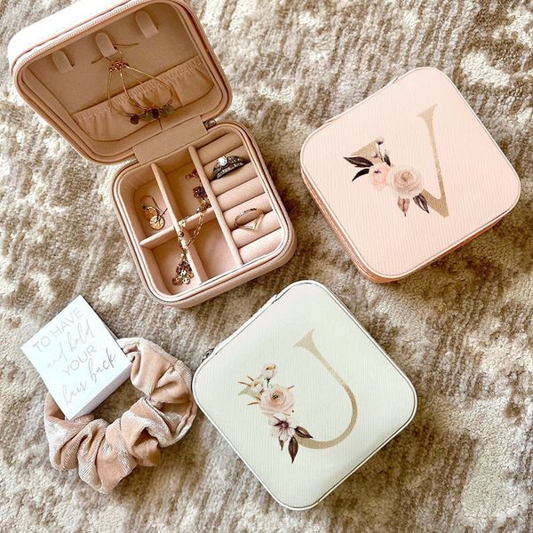 jewelry boxes zipper box wedding birthday party gift leather travel case with name bridesmaid proposal jewellery holder for he 230202, Black;white
jewelry boxes zipper box wedding birthday party gift leather travel case with name bridesmaid proposal jewellery holder for he 230202, Black;white