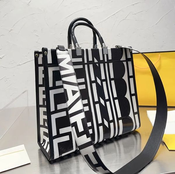 2023 tote shopping bag handbag messenger shoulder bag large letter genuine leather hardware detachable wide shoulder
2023 tote shopping bag handbag messenger shoulder bag large letter genuine leather hardware detachable wide shoulder