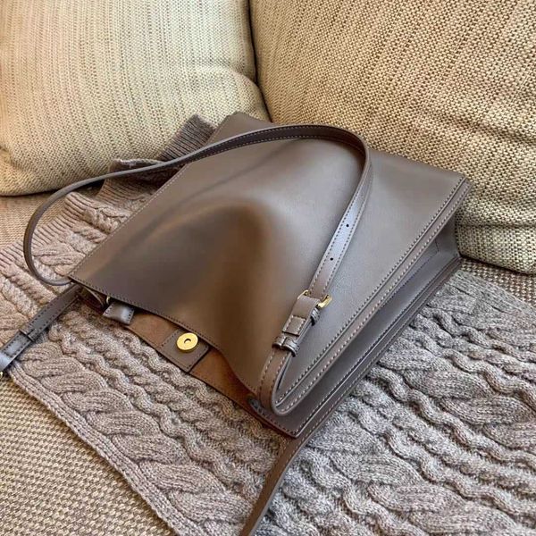 cowhide tote shopping bag new style korean shoulder women's fashion messenger commuter bucket leather
cowhide tote shopping bag new style korean shoulder women's fashion messenger commuter bucket leather