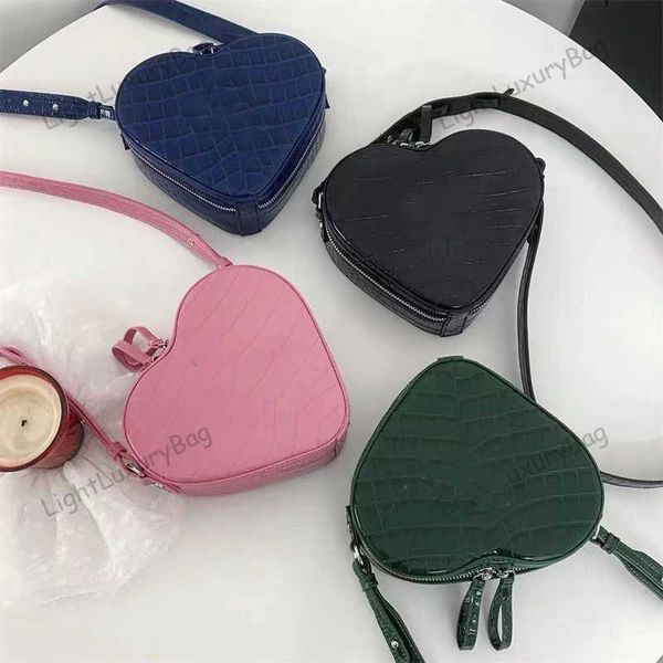 vivi designer alligator crocodile leather heart bag luxury shoulder tote fashion love mini crossbody bag women classic female purses 230203
vivi designer alligator crocodile leather heart bag luxury shoulder tote fashion love mini crossbody bag women classic female purses 230203
