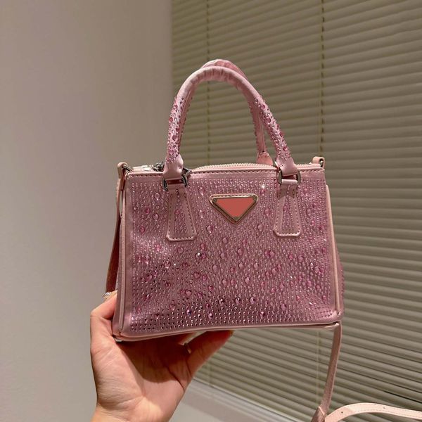 bags totes handbag designer bag comen classic imitation brand stitching shiny diamond nylon letter solid color shoulder bag commuter party d
bags totes handbag designer bag comen classic imitation brand stitching shiny diamond nylon letter solid color shoulder bag commuter party d