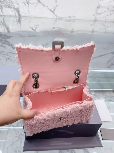 chain organ bag women's lamb wool bag the design of the special-shaped bag is cool and advanced the body capacity is considerable 5a or
chain organ bag women's lamb wool bag the design of the special-shaped bag is cool and advanced the body capacity is considerable 5a or