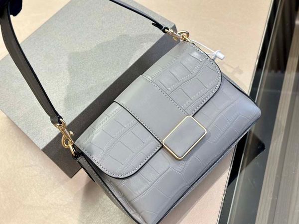 classic luxury totes chain fashion 2023 handbag retro womens leather shoulder strap designer shoulder bag with box
classic luxury totes chain fashion 2023 handbag retro womens leather shoulder strap designer shoulder bag with box