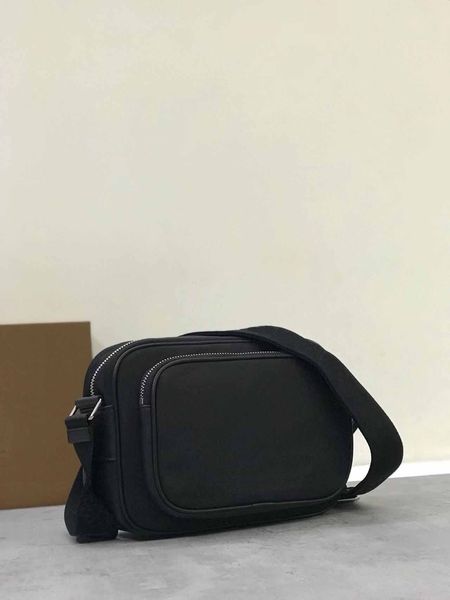 b leather fashion bag designer messenger bag zipper shoulder bag sewing thread and shape reflect special texture and black
b leather fashion bag designer messenger bag zipper shoulder bag sewing thread and shape reflect special texture and black