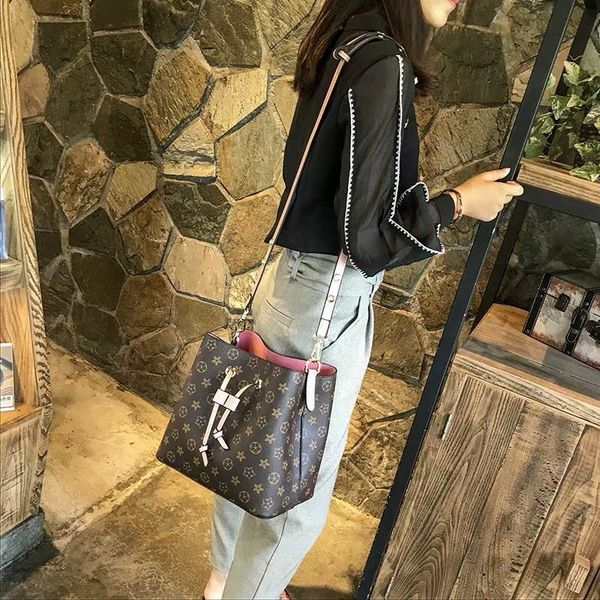 2023 r shoulder bags leather classic crossbody messenger handbags wholesale purse tote handbag
2023 r shoulder bags leather classic crossbody messenger handbags wholesale purse tote handbag