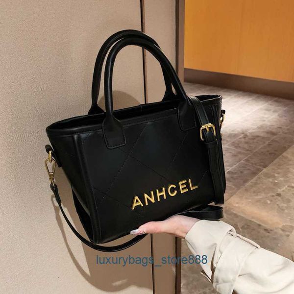 factory handbags are exported online small popular fashion bag 2023 autumn new trend simple shoulder leisure tote
factory handbags are exported online small popular fashion bag 2023 autumn new trend simple shoulder leisure tote