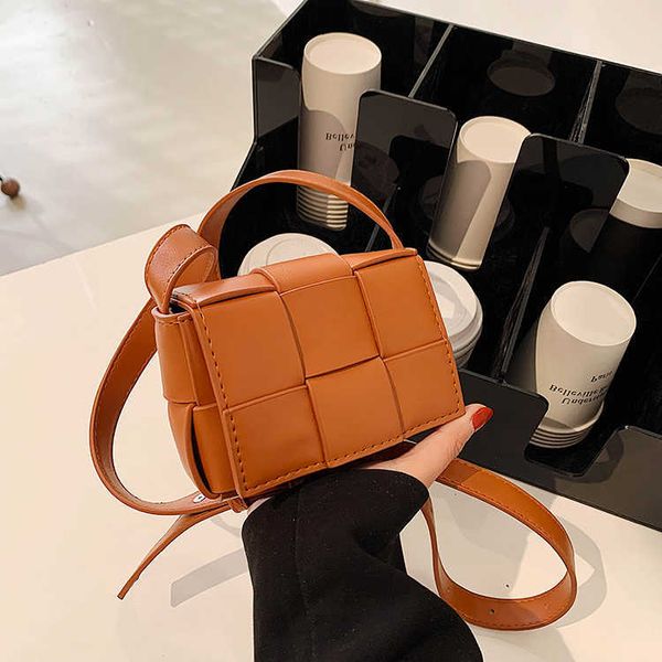 2023 women's fashion new weave handbag cassette leather flap pack women small shoulder purse hasp bags chest ladies waist pack brand 02
2023 women's fashion new weave handbag cassette leather flap pack women small shoulder purse hasp bags chest ladies waist pack brand 02