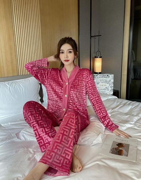 luxurious women's sleep lounge pajamas women's velvet warm 2023 new v neck popular fashion high grade outdoors wear home suit pink
luxurious women's sleep lounge pajamas women's velvet warm 2023 new v neck popular fashion high grade outdoors wear home suit pink